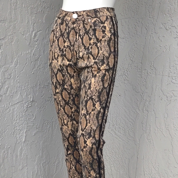 Hailee c Ladies Reptilian Designed Stretch Fabric Jeans - Picture 7 of 17